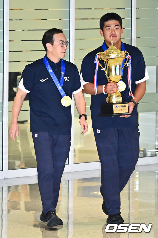 [OSEN=인천공항, 박준형 기자] 정윤진(덕수고) 감독이 이끄는 한국 18세 이하(U18) 야구대표팀이 14일 오후 인천국제공항을 통해 입국했다.U18 야구대표팀은 지난 13일 대만 타이베이돔에서 열린 제14회 아시아청소년야구선수권대회 결승전에서 일본을 2-0으로 제압, 8년 만이자 통산 6번째 우승을 차지했다.U18 야구대표팀 송병준 단장과 엄준상이 입국하고 있다.  2026.09.14 / soul1014@osen.co.kr