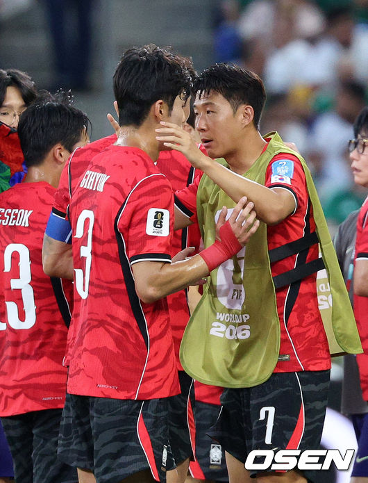 [OSEN=몬테레이(멕시코), 이대선 기자] 홍명보 감독이 이끄는 대한민국 축구대표팀은 25일(이하 한국시간) 오전 10시 멕시코 몬테레이 스타디움에서 개최된 2026 국제축구연맹(FIFA) 북중미 월드컵 조별리그 A조 최종전에서 남아프리카공화국에게 0-1 충격패를 당했다.1승2패가 된 한국은 A조 3위로 밀리며 32강 자력진출에 실패했다. 한국은 나머지 조들의 상황을 따져보고 32강에 진출할 가능성은 남아있다.전반 하이드레이션 브레이크 타임때 대한민국 손흥민이 이기혁과 이야기를 나누고 있다. 2026.06.25 /sunday@osen.co.kr