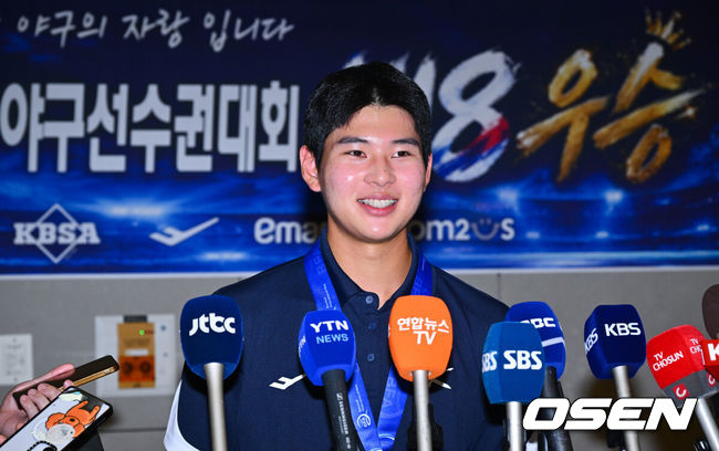 [OSEN=인천공항, 박준형 기자] 정윤진(덕수고) 감독이 이끄는 한국 18세 이하(U18) 야구대표팀이 14일 오후 인천국제공항을 통해 입국했다.U18 야구대표팀은 지난 13일 대만 타이베이돔에서 열린 제14회 아시아청소년야구선수권대회 결승전에서 일본을 2-0으로 제압, 8년 만이자 통산 6번째 우승을 차지했다.하현승이 인터뷰 중 미소 짓고 있다.   2026.09.14 / soul1014@osen.co.kr