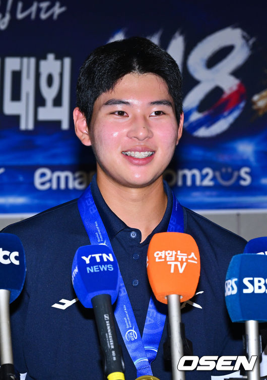 [OSEN=인천공항, 박준형 기자] 정윤진(덕수고) 감독이 이끄는 한국 18세 이하(U18) 야구대표팀이 14일 오후 인천국제공항을 통해 입국했다.U18 야구대표팀은 지난 13일 대만 타이베이돔에서 열린 제14회 아시아청소년야구선수권대회 결승전에서 일본을 2-0으로 제압, 8년 만이자 통산 6번째 우승을 차지했다.하현승이 인터뷰 중 미소 짓고 있다.   2026.09.14 / soul1014@osen.co.kr