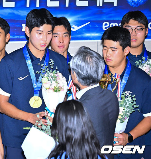 [OSEN=인천공항, 박준형 기자] 정윤진(덕수고) 감독이 이끄는 한국 18세 이하(U18) 야구대표팀이 14일 오후 인천국제공항을 통해 입국했다.U18 야구대표팀은 지난 13일 대만 타이베이돔에서 열린 제14회 아시아청소년야구선수권대회 결승전에서 일본을 2-0으로 제압, 8년 만이자 통산 6번째 우승을 차지했다.양해영 대한야구소프트볼협회장이 하현승, 엄준상에게 축하 꽃다발을 전달해주고 있다.   2026.09.14 / soul1014@osen.co.kr