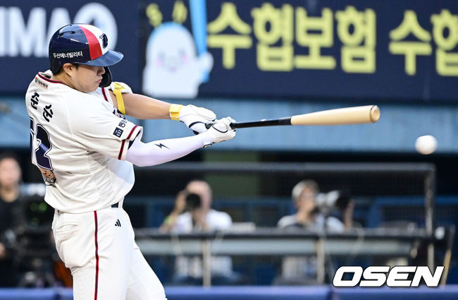 [OSEN=잠실, 최규한 기자] 30일 서울 잠실야구장에서 ‘2026 신한 SOL Bank KBO리그’ 두산 베어스와 키움 히어로즈의 경기가 열렸다.홈팀 두산은 최민석, 방문팀 키움은 전준표를 선발로 내세웠다.1회말 무사 1, 2루 상황 두산 박준순이 선제 1타점 2루타를 날리고 있다. 2026.08.30 / dreamer@osen.co.kr