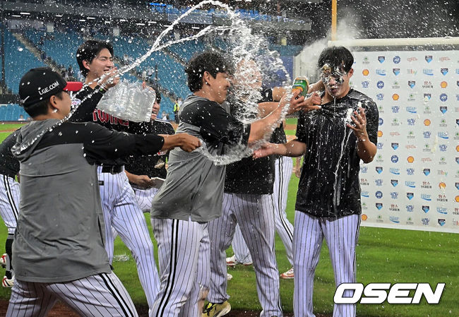 [OSEN=대구, 이석우 기자] 13일 대구삼성라이온즈파크에서 2026 신한 SOL KBO 리그 삼성 라이온즈와 LG 트윈스의 경기가 열렸다. 홈팀 삼성은 최원태가, 방문팀 LG는 임찬규가 선발 출전했다. LG 트윈스 임찬규가 개인 통산 100승 기록을 세우고 방송 인터뷰를 마친 후 동료들의 축하 물세례를 받고 있다. 2026.09.13 / foto0307@osen.co.kr