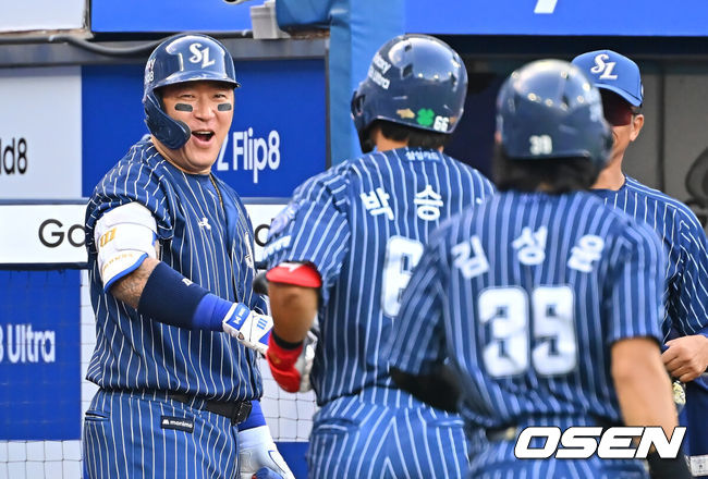 [OSEN=대구, 이석우 기자] 13일 대구삼성라이온즈파크에서 2026 신한 SOL KBO 리그 삼성 라이온즈와 LG 트윈스의 경기가 열렸다. 홈팀 삼성은 최원태가, 방문팀 LG는 임찬규가 선발 출전했다. 삼성 라이온즈 박승규가 1회말 1사 1루 좌월 2점 홈런을 치고 최형우의 축하를 받고 있다. 2026.09.13 / foto0307@osen.co.kr