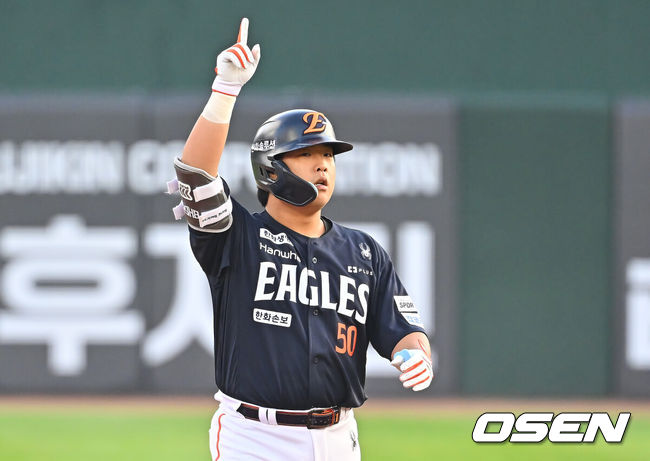[OSEN=부산, 이석우 기자] 5일 부산 사직야구장에서 2026 신한 SOL KBO 리그 롯데 자이언츠와 한화 이글스의 경기가 열렸다. 홈팀 롯데는 나균안이, 방문팀 한화는 황준서가 선발 출전했다.한화 이글스 강백호가 1회초 1사 1,3루 우중간 2타점 2루타를 치고 세리머니를 하고 있다. 2026.09.05 / foto0307@osen.co.kr