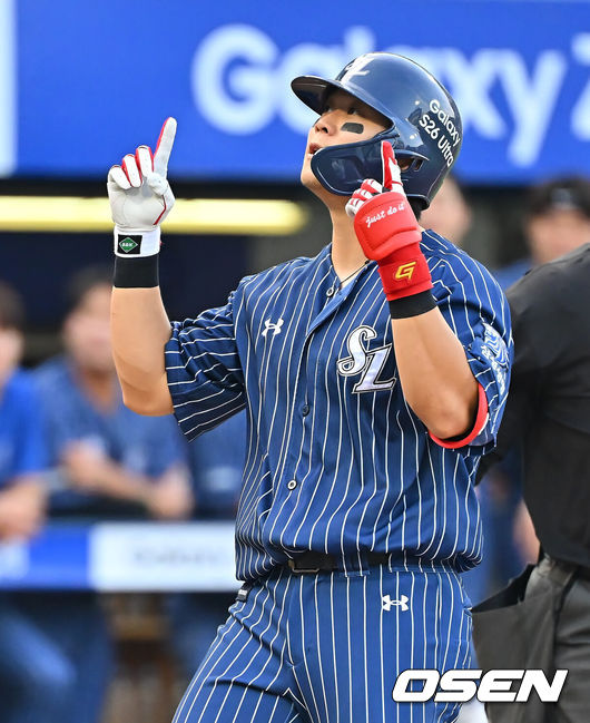 [OSEN=대구, 이석우 기자] 13일 대구삼성라이온즈파크에서 2026 신한 SOL KBO 리그 삼성 라이온즈와 LG 트윈스의 경기가 열렸다. 홈팀 삼성은 최원태가, 방문팀 LG는 임찬규가 선발 출전했다. 삼성 라이온즈 박승규가 1회말 1사 1루 좌월 2점 홈런을 치고 세리머니를 하고 있다. 2026.09.13 / foto0307@osen.co.kr