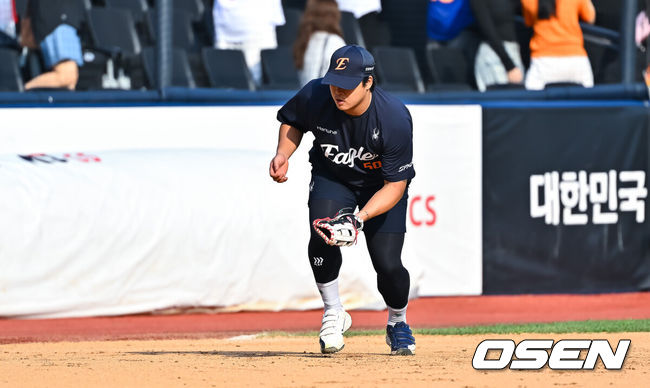 [OSEN=수원, 박준형 기자] 2일 오후 수원KT위즈 파크에서 2026 신한 SOL KBO리그 KT 위즈와 한화 이글스의 경기가 진행됐다.이날 KT는 소형준을, 한화는 류현진을 선발투수로 내세웠다.경기 앞서 한화 강백호가 3루 수비 훈련을 하고 있다.   2026.09.02 / soul1014@osen.co.kr