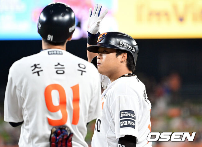 [OSEN=대전, 조은정 기자]18일 대전한화생명볼파크에서 2026 신한은행 SOL KBO리그 한화 이글스와 KIA 타이거즈의 경기가 열렸다.이날 경기에 한화는 왕옌청을, KIA는 네일을 선발투수로 내세웠다.7회말 2사 1루에서 한화 강백호가 안타를 날린 뒤 세리머니를 하고 있다. 2026.08.18 /cej@osen.co.kr