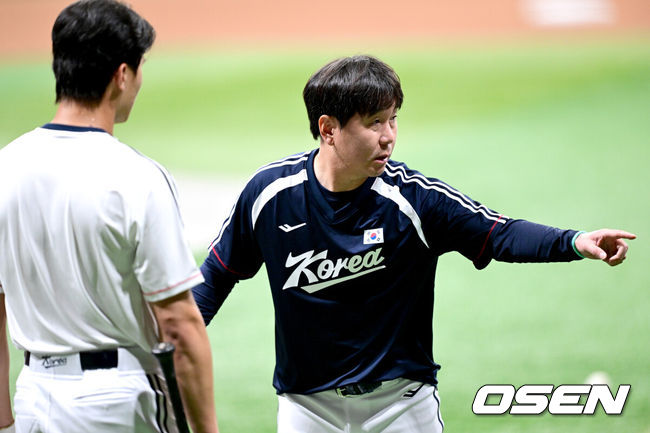 [OSEN=고척, 최규한 기자] 류지현 감독이 이끄는 2026 아이치·나고야 아시안게임 야구 대표팀이 15일 오후 서울 고척스카이돔에서 소집 첫 공식 훈련을 가졌다.야구 대표팀은 오는 18일 나고야로 이동한 뒤 21일 B조 조별예선 대만전, 22일 홍콩전, 23일 태국전을 치른 뒤 25일부터 26일까지 슈퍼라운드를 거쳐 27일 메달 결정전을 펼친다. 야구 대표팀 류지현 감독과 윤동희가 훈련을 펼치고 있다. 2026.09.15 / dreamer@osen.co.kr