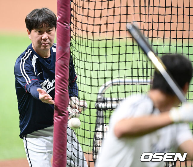 [OSEN=고척, 최규한 기자] 류지현 감독이 이끄는 2026 아이치·나고야 아시안게임 야구 대표팀이 15일 오후 서울 고척스카이돔에서 소집 첫 공식 훈련을 가졌다.야구 대표팀은 오는 18일 나고야로 이동한 뒤 21일 B조 조별예선 대만전, 22일 홍콩전, 23일 태국전을 치른 뒤 25일부터 26일까지 슈퍼라운드를 거쳐 27일 메달 결정전을 펼친다. 야구 대표팀 류지현 감독이 윤동희에게 배팅볼을 올려주고 있다. 2026.09.15 / dreamer@osen.co.kr