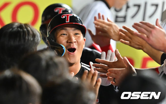 [OSEN=대구, 이석우 기자] 13일 대구삼성라이온즈파크에서 2026 신한 SOL KBO 리그 삼성 라이온즈와 LG 트윈스의 경기가 열렸다. 홈팀 삼성은 최원태가, 방문팀 LG는 임찬규가 선발 출전했다. LG 트윈스 오지환이 8회초 2사 3루 중월 2점 홈런을 치고 하이파이브를 하고 있다. 2026.09.13 / foto0307@osen.co.kr