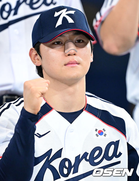 [OSEN=고척, 최규한 기자] 류지현 감독이 이끄는 2026 아이치·나고야 아시안게임 야구 대표팀이 15일 오후 서울 고척스카이돔에서 소집 첫 공식 훈련을 가졌다.야구 대표팀은 오는 18일 나고야로 이동한 뒤 21일 B조 조별예선 대만전, 22일 홍콩전, 23일 태국전을 치른 뒤 25일부터 26일까지 슈퍼라운드를 거쳐 27일 메달 결정전을 펼친다. 야구 대표팀 김도영을 비롯한 선수들이 기념촬영을 하고 있다. 2026.09.15 / dreamer@osen.co.kr