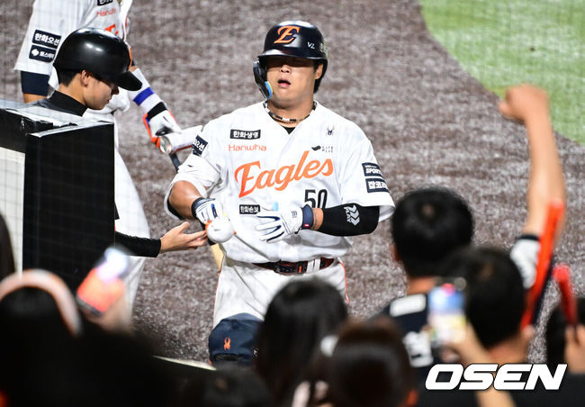 [OSEN=대전, 조은정 기자]18일 대전한화생명볼파크에서 2026 신한은행 SOL KBO리그 한화 이글스와 KIA 타이거즈의 경기가 열렸다.이날 경기에 한화는 왕옌청을, KIA는 네일을 선발투수로 내세웠다.6회말 한화 선두타자 강백호가 홈런을 날린 뒤 환영을 받고 있다. 2026.08.18 /cej@osen.co.kr