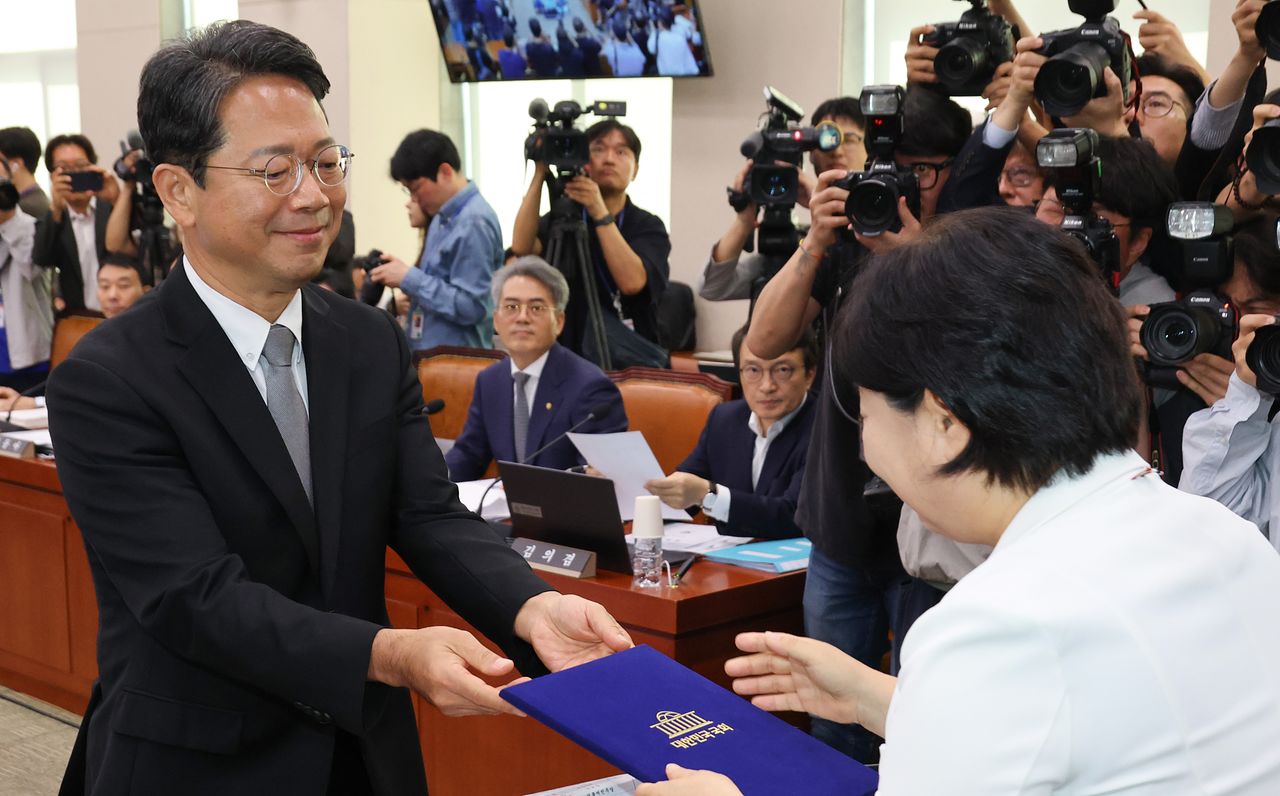 김승원 법무부 장관 후보자가 15일 국회 법제사법위원회에서 열린 인사청문회에서 서영교 법사위원장에게 선서문을 제출하고 있다. 연합뉴스