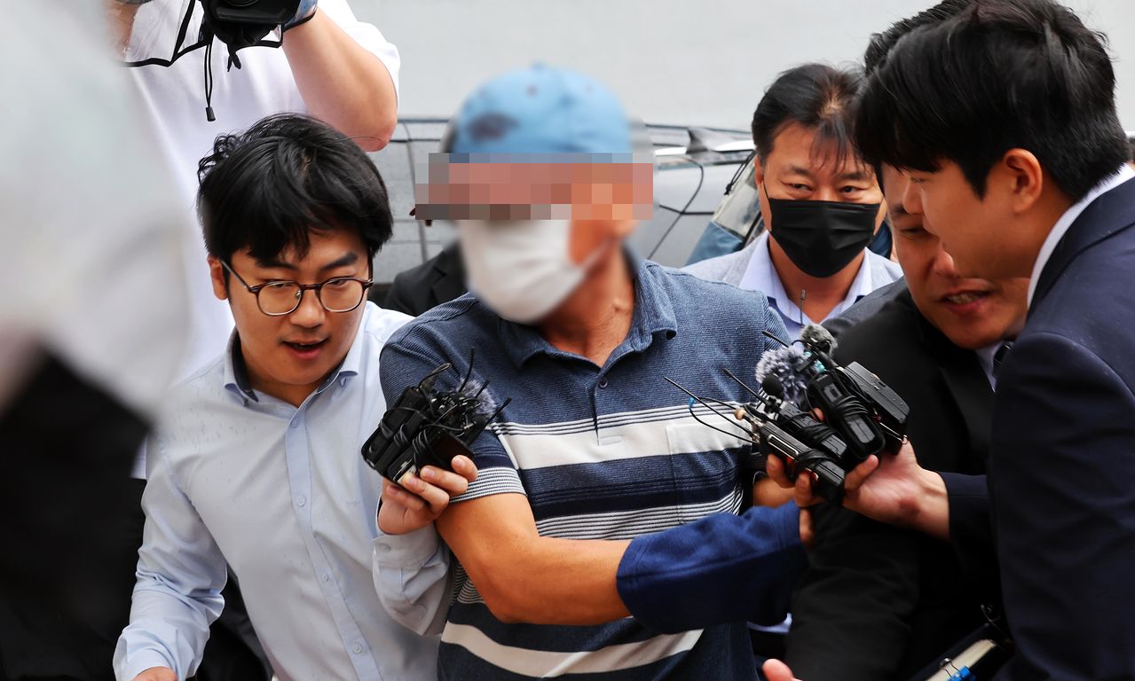 '여고생 살해범' 장윤기 사건의 증거를 인멸한 혐의를 받는 광주 광산경찰서 형사과 강력팀장 박모(58) 경감이 지난 7월 8일 광주지법에서 열린 구속 전 피의자 심문(영장실질심사)에 출석하고 있다.   연합뉴스