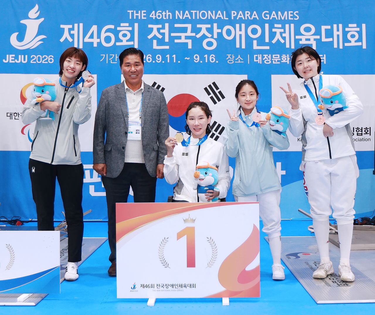 15일 제주 대정문화체육센터에서 열린 장애인펜싱 여자 플러레 개인전 3/4등급(스포츠 등급 A)에서 1위를 차지한 김선미(가운데)와 2위에 오른 권효경(왼쪽), 3위에 오른 백경혜, 우진주((오른쪽). 사진 대한장애인체육회