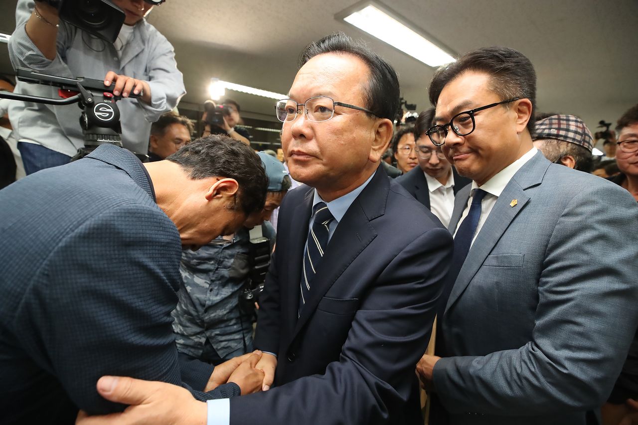 김부겸 전 국무총리가 지난 6월 4일 대구 두류동 선거사무소에서 낙선 인사 후 한 지지자를 위로하고 있다. 연합뉴스