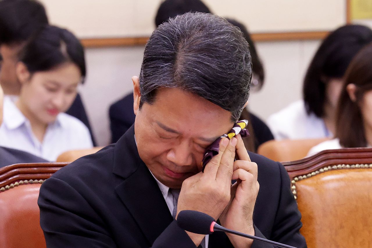 15일 국회 법제사법위원회에서 김승원 법무부장관 후보자에 대한 인사청문회가 열리고 있다. 자녀에 대한 의원 질의에 김 후보자가 눈물을 닦고 있다. 장진영 기자