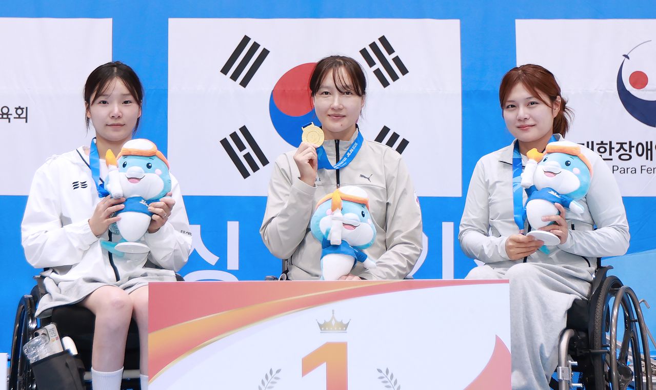 15일 제주 대정문화체육센터에서 열린 장애인펜싱 여자 플러레 장애인펜싱 여자 플러레 개인전 2등급(스포츠 등급 B) 금메달을 따낸 조은혜(가운데), 은메달리스트 조예진(왼쪽), 동메달리스트 김예지. 사진 대한장애인체육회