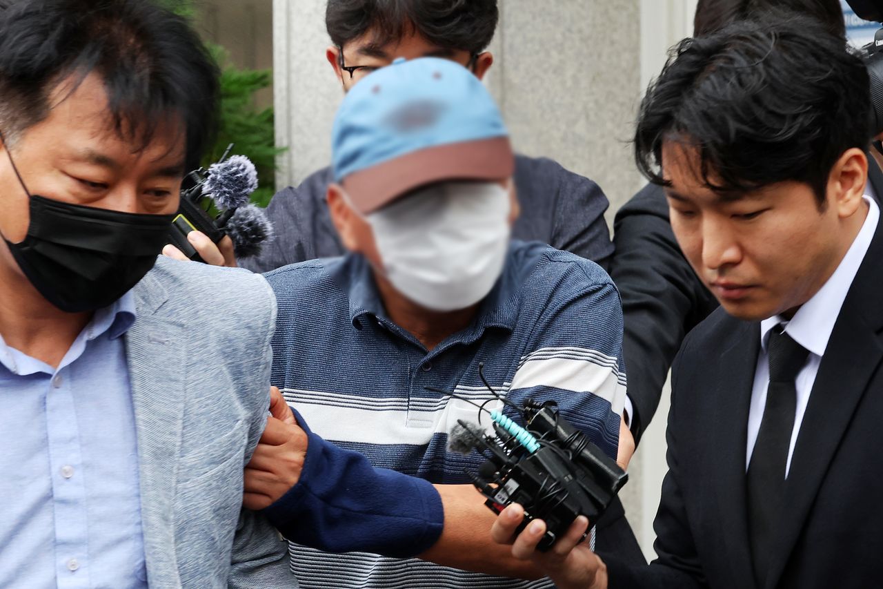 '여고생 살해범' 장윤기 사건의 증거를 인멸한 혐의를 받는 광주 광산경찰서 형사과 강력팀장 박모(58) 경감이 지난 7월 8일 광주지법에서 열린 구속 전 피의자 심문(영장실질심사)에 출석하고 있다. 연합뉴스
