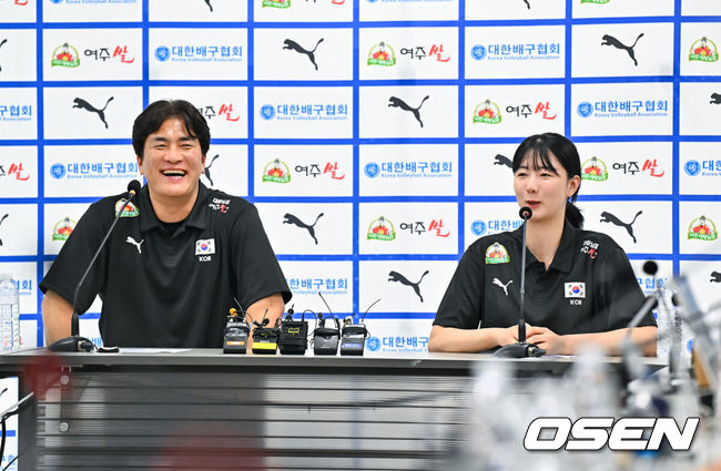 [OSEN=박준형 기자] 20일 오후 서울 송파구 방이동 올림픽회관에서 배구 국가대표팀 기자회견이 진행됐다. 여자대표팀 차상현 감독, 주장 강소휘가 미소 짓고 있다.     2025.05.20 / soul1014@osen.co.kr