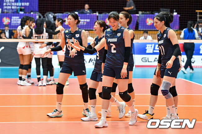 [OSEN=제천, 박준형 기자] 차상현 감독이 이끄는 여자배구대표팀이 메가 빠진 인도네시아를 상대로 2연승 거뒀다. 여자배구대표팀은 25일 충북 제천실내체육관에서 열린 '대한민국 배구국가대표팀 평가전 2026 제천’ 인도네시아와의 2차전 경기에서 세트스코어 3-1(25-21, 25-22, 19-25, 25-20)로 승리했다. 경기종료 후 여자배구대표팀 선수들이 승리의 기쁨을 나누고 있다.  2026.07.25 / soul1014@osen.co.kr