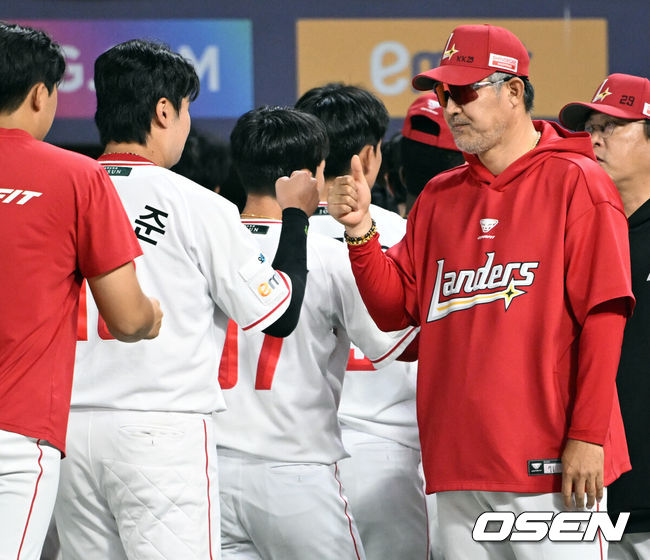 [OSEN=인천, 조은정 기자]프로야구 SSG 랜더스가 KIA 타이거즈의 수비 실책이 흔들리는 틈을 놓치지 않고 역전승을 거뒀다.SSG는 15일 인천 SSG랜더스필드에서 열린 ‘2026 신한은행 SOL Bank KBO리그’ KIA 타이거즈와의 경기에서 6-3으로 승리했다.SSG 이숭용 감독이 고명준과 승리를 기뻐하고 있다. 2026.09.15 /cej@osen.co.kr