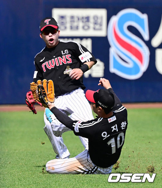 [OSEN=대구, 지형준 기자] 18일 대구삼성라이온즈파크에서 2026 신한 SOL KBO리그 삼성 라이온즈와 LG 트윈스의 경기가 열렸다.7연승에 도전하는 삼성은 잭 오러클린, LG는 임찬규가 선발로 나섰다.3회말 1사에서 LG 오지환이 삼성 김헌곤의 안타 타구를 쫓고 있다. 2026.04.18/ jpnews@osen.co.kr