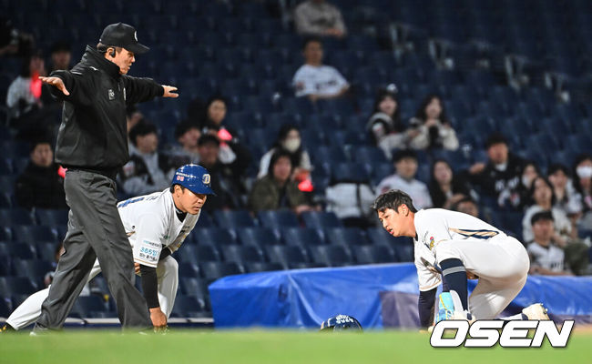 [OSEN=창원, 이석우 기자] 16일 창원NC파크에서 2026 신한 SOL KBO 리그 NC 다이노스와 KT 위즈의 경기가 열렸다. 홈팀 NC는 구창모가, 방문팀 KT는 사우어가 선발 출전했다. NC 다이노스 오태양이 8회말 2사 1루 신재인 타석때 투수 견제 실책으로 3루까지 진루하고 있다. 2026.04.16 / foto0307@osen.co.kr