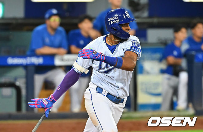 [OSEN=대구, 이석우 기자] 15일 대구삼성라이온즈파크에서 2026 신한 SOL KBO 리그 삼성 라이온즈와 롯데 자이언츠의 경기가 열렸다. 홈팀 삼성은 원태인이, 방문팀 롯데는 박세웅이 선발 출전했다. 삼성 라이온즈 디아즈가 8회말 2사 만루 우익수 앞 2타점 안타를 치고 있다. 2026.09.15 / foto0307@osen.co.kr