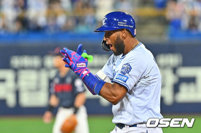 [OSEN=대구, 이석우 기자] 15일 대구삼성라이온즈파크에서 2026 신한 SOL KBO 리그 삼성 라이온즈와 롯데 자이언츠의 경기가 열렸다. 홈팀 삼성은 원태인이, 방문팀 롯데는 박세웅이 선발 출전했다. 삼성 라이온즈 디아즈가 8회말 2사 만루 우익수 앞 2타점 안타를 치고 기뻐하고 있다. 2026.09.15 / foto0307@osen.co.kr