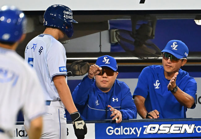 [OSEN=대구, 이석우 기자] 15일 대구삼성라이온즈파크에서 2026 신한 SOL KBO 리그 삼성 라이온즈와 롯데 자이언츠의 경기가 열렸다. 홈팀 삼성은 원태인이, 방문팀 롯데는 박세웅이 선발 출전했다. 삼성 라이온즈 구자욱이 3회말 1사 1,2루 류지혁의 중견수 앞 1타점 안타때 득점을 올리고 박진만 감독과 하이파이브를 하고 있다. 2026.09.15 / foto0307@osen.co.kr