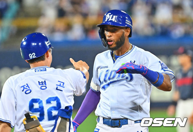 [OSEN=대구, 이석우 기자] 15일 대구삼성라이온즈파크에서 2026 신한 SOL KBO 리그 삼성 라이온즈와 롯데 자이언츠의 경기가 열렸다. 홈팀 삼성은 원태인이, 방문팀 롯데는 박세웅이 선발 출전했다. 삼성 라이온즈 디아즈가 8회말 2사 만루 우익수 앞 2타점 안타를 치고 기뻐하고 있다. 2026.09.15 / foto0307@osen.co.kr