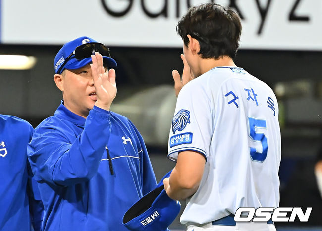 [OSEN=대구, 이석우 기자] 15일 대구삼성라이온즈파크에서 2026 신한 SOL KBO 리그 삼성 라이온즈와 롯데 자이언츠의 경기가 열렸다. 홈팀 삼성은 원태인이, 방문팀 롯데는 박세웅이 선발 출전했다. 삼성 라이온즈 박진만 감독이 롯데 자이언츠에 7-3으로 역전승하고 구자욱과 기쁨을 나누고 있다. 2026.09.15 / foto0307@osen.co.kr