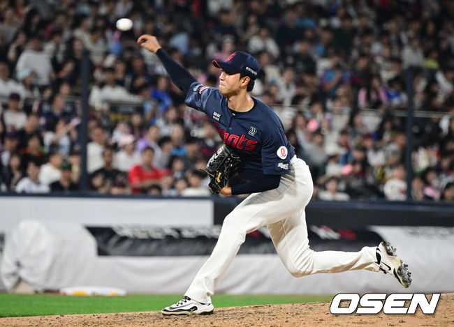 [OSEN=수원, 조은정 기자]13일 수원 KT위즈파크에서 2026 신한 SOL KBO리그 KT 위즈와 롯데 자이언츠의 경기가 열렸다.이날 KT는 소형준, 롯데는 나균안을 선발로 내세웠다.7회말 롯데 윤성빈이 역투하고 있다. 2026.09.13 /cej@osen.co.kr