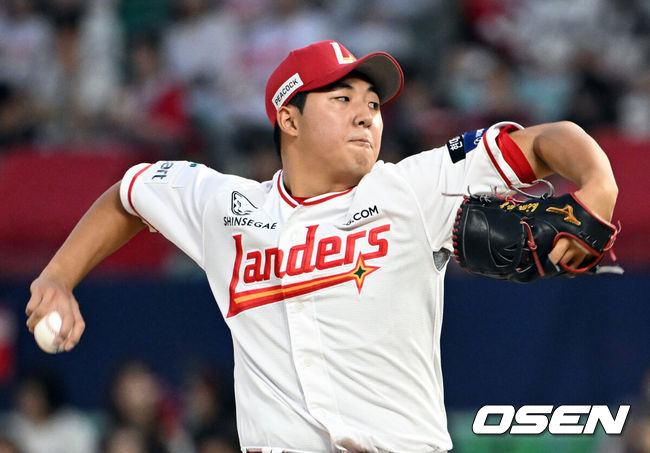 [OSEN=인천, 조은정 기자]15일 인천 SSG랜더스필드에서 2026 신한은행 SOL Bank KBO리그 SSG 랜더스와 KIA 타이거즈의 경기가 열렸다.SSG는 김민준, KIA는 김태형을 선발로 내세웠다.1회초 SSG 선발 김민준이 역투하고 있다. 2026.09.15 /cej@osen.co.kr