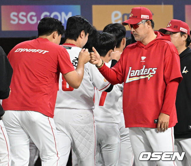[OSEN=인천, 조은정 기자]프로야구 SSG 랜더스가 KIA 타이거즈의 수비 실책이 흔들리는 틈을 놓치지 않고 역전승을 거뒀다.SSG는 15일 인천 SSG랜더스필드에서 열린 ‘2026 신한은행 SOL Bank KBO리그’ KIA 타이거즈와의 경기에서 6-3으로 승리했다.SSG 이숭용 감독이 김민준과 승리를 기뻐하고 있다. 2026.09.15 /cej@osen.co.kr