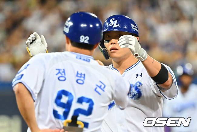 [OSEN=대구, 이석우 기자] 15일 대구삼성라이온즈파크에서 2026 신한 SOL KBO 리그 삼성 라이온즈와 롯데 자이언츠의 경기가 열렸다. 홈팀 삼성은 원태인이, 방문팀 롯데는 박세웅이 선발 출전했다. 삼성 라이온즈 류지혁이 3회말 1사 1,2루 중견수 앞 1타점 안타를 치고 하이파이브를 하고 있다. 2026.09.15 / foto0307@osen.co.kr