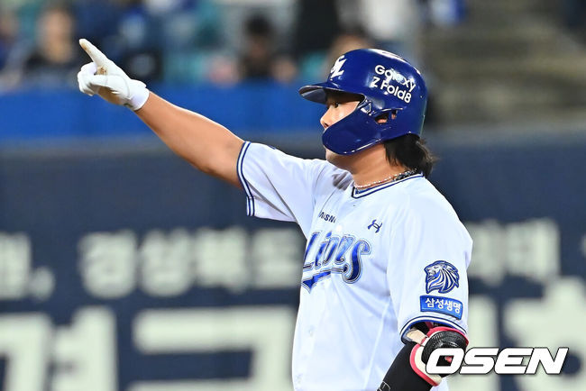 [OSEN=대구, 이석우 기자] 15일 대구삼성라이온즈파크에서 2026 신한 SOL KBO 리그 삼성 라이온즈와 롯데 자이언츠의 경기가 열렸다. 홈팀 삼성은 원태인이, 방문팀 롯데는 박세웅이 선발 출전했다. 삼성 라이온즈 이창용이 8회말 2사 1,2루 우익수 오른쪽 2타점 2루타를 치고 세리머니를 하고 있다. 2026.09.15 / foto0307@osen.co.kr