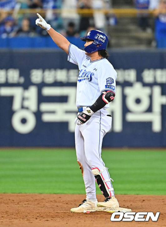 [OSEN=대구, 이석우 기자] 15일 대구삼성라이온즈파크에서 2026 신한 SOL KBO 리그 삼성 라이온즈와 롯데 자이언츠의 경기가 열렸다. 홈팀 삼성은 원태인이, 방문팀 롯데는 박세웅이 선발 출전했다. 삼성 라이온즈 이창용이 8회말 2사 1,2루 우익수 오른쪽 2타점 2루타를 치고 세리머니를 하고 있다. 2026.09.15 / foto0307@osen.co.kr