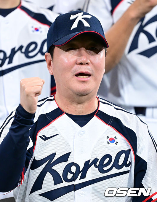[OSEN=고척, 최규한 기자] 류지현 감독이 이끄는 2026 아이치·나고야 아시안게임 야구 대표팀이 15일 오후 서울 고척스카이돔에서 소집 첫 공식 훈련을 가졌다.야구 대표팀은 오는 18일 나고야로 이동한 뒤 21일 B조 조별예선 대만전, 22일 홍콩전, 23일 태국전을 치른 뒤 25일부터 26일까지 슈퍼라운드를 거쳐 27일 메달 결정전을 펼친다. 야구 대표팀 류지현 감독이 기념촬영을 하고 있다. 2026.09.15 / dreamer@osen.co.kr