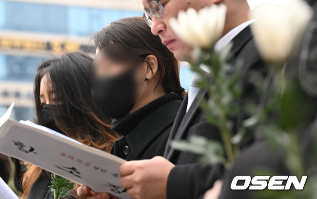 [OSEN=수원, 조은정 기자]웹툰작가 주호민으로부터 아동 학대 혐의로 고소를 당해 선고 유예 판결을 받은 특수교사 A씨가 6일 경기도 수원시 영통구 수원지방법원에서 기자회견을 열었다. 1심 법원은 지난 1일 A씨에게 벌금 200만원의 선고를 유예했다.특수교사 A씨가 기자회견에서 입장문을 읽고 있다. 2024.02.06 /cej@osen.co.kr