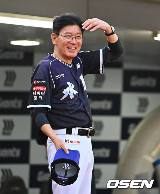 [OSEN=부산, 이석우 기자] 10일 부산 사직야구장에서 2026 신한 SOL KBO 리그 롯데 자이언츠와 KT 위즈의 경기가 열렸다. 홈팀 롯데는 비슬리가, 방문팀 KT는 배제성이 선발 출전했다.KT 위즈 이강철 감독이 600승을 앞두고 롯데 더그아웃을 보며 인사하고 있다. 2026.09.10 / foto0307@osen.co.kr