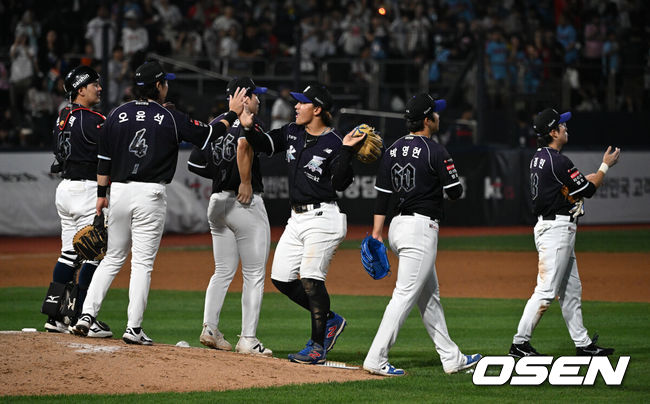 [OSEN=수원, 조은정 기자]우승 캡틴 황재균의 기운을 등에 업은 1위 KT 위즈가 6연승에 성공했다.프로야구 KT 위즈는 13일 수원KT위즈파크에서 열린 2026 신한 SOL KBO리그 롯데 자이언츠와의 시즌 13차전에서 5-2로 승리했다.KT가 승리를 기뻐하고 있다. 2026.09.13 /cej@osen.co.kr