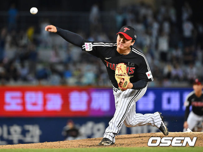 [OSEN=창원, 이석우 기자] 16일 창원NC파크에서 2026 신한 SOL KBO 리그 NC 다이노스와 LG 트윈스의 경기가 열렸다. 홈팀 NC는 클레빈저가, 방문팀 LG는 박시원이 선발 출전했다. LG 트윈스 고우석이 역투하고 있다. 2026.09.16 / foto0307@osen.co.kr