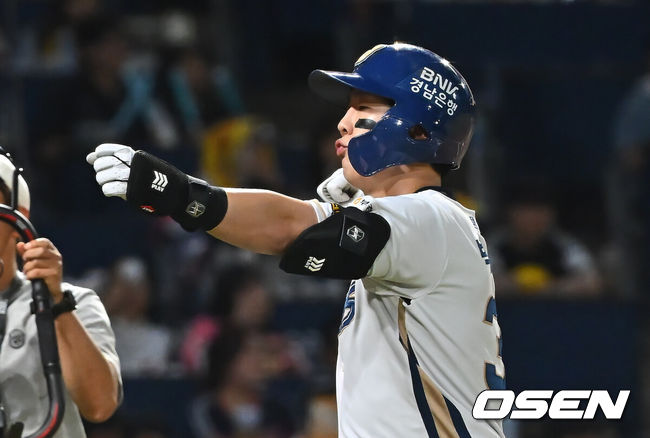 [OSEN=창원, 이석우 기자] 16일 창원NC파크에서 2026 신한 SOL KBO 리그 NC 다이노스와 LG 트윈스의 경기가 열렸다. 홈팀 NC는 클레빈저가, 방문팀 LG는 박시원이 선발 출전했다. NC 다이노스 박건우가 4회말 2사 1루 중월 역전 2점 홈런을 치고 세리머니를 하고 있다. 2026.09.16 / foto0307@osen.co.kr