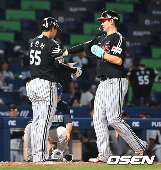 [OSEN=창원, 이석우 기자] 16일 창원NC파크에서 2026 신한 SOL KBO 리그 NC 다이노스와 LG 트윈스의 경기가 열렸다. 홈팀 NC는 클레빈저가, 방문팀 LG는 박시원이 선발 출전했다. LG 트윈스 홍창기가 5회초 1사 만루 송찬의의 몸에 맞는 볼때 밀어내기로 득점을 올리고 있다. 2026.09.16 / foto0307@osen.co.kr