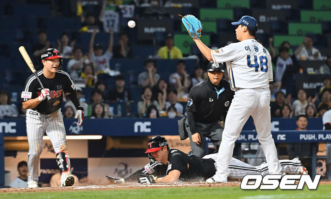 [OSEN=창원, 이석우 기자] 16일 창원NC파크에서 2026 신한 SOL KBO 리그 NC 다이노스와 LG 트윈스의 경기가 열렸다. 홈팀 NC는 클레빈저가, 방문팀 LG는 박시원이 선발 출전했다. LG 트윈스 홍창기가 7회초 1사 만루 문정빈 타석때 NC 다이노스 이용준의 폭투에 득점을 성공하고 있다. 2026.09.16 / foto0307@osen.co.kr