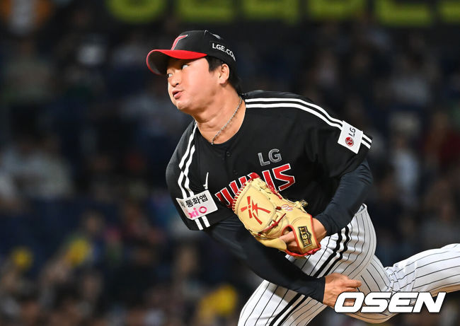 [OSEN=창원, 이석우 기자] 16일 창원NC파크에서 2026 신한 SOL KBO 리그 NC 다이노스와 LG 트윈스의 경기가 열렸다. 홈팀 NC는 클레빈저가, 방문팀 LG는 박시원이 선발 출전했다. LG 트윈스 고우석이 역투하고 있다. 2026.09.16 / foto0307@osen.co.kr