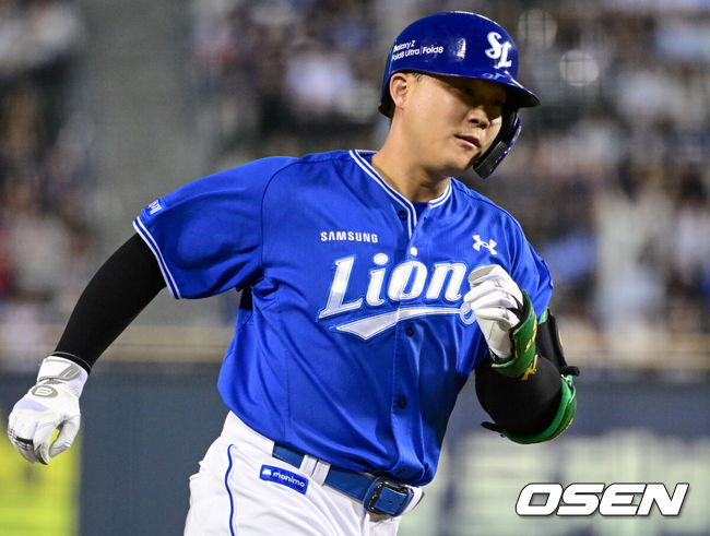 [OSEN=잠실, 조은정 기자]16일 서울 잠실야구장에서 2026 신한 SOL KBO리그 두산 베어스와 삼성 라이온즈의 경기가 열렸다.이날 두산은 벤자민, 삼성은 페덱이 선발로 나섰다.2회초 2사에서 삼성 전병우가 중월 솔로포를 날린 뒤 베이스를 돌고 있다. 2026.09.16 /cej@osen.co.kr